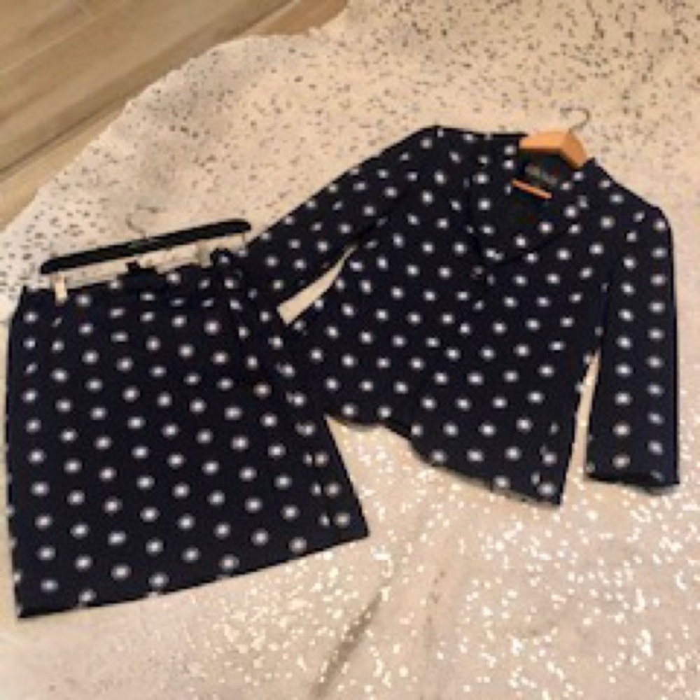 Like new Linda Allard Ellen Tracy Navy & White Polka Dot 2 Pc Suit. is Size 6